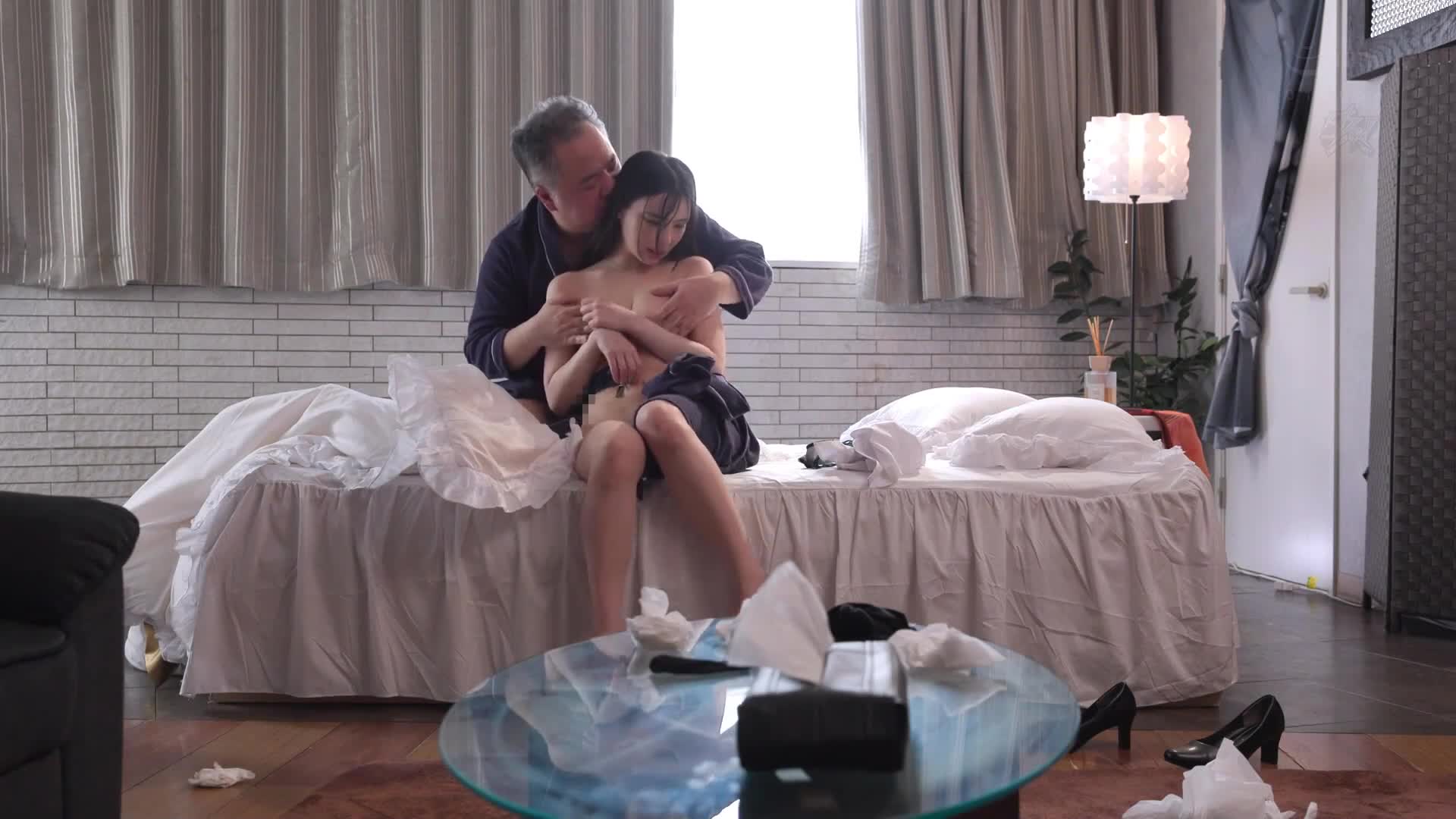 出差期間中遇上集中豪雨，更糟糕的是在討厭的上司面前竟然喝醉了…突然被安排同房，一整夜都在濃厚的口水和汗水中進行激烈的性交，貪婪地互相滿足。黑島玲衣 - AV大平台 - 中文字幕，成人影片，AV，國產，線上看