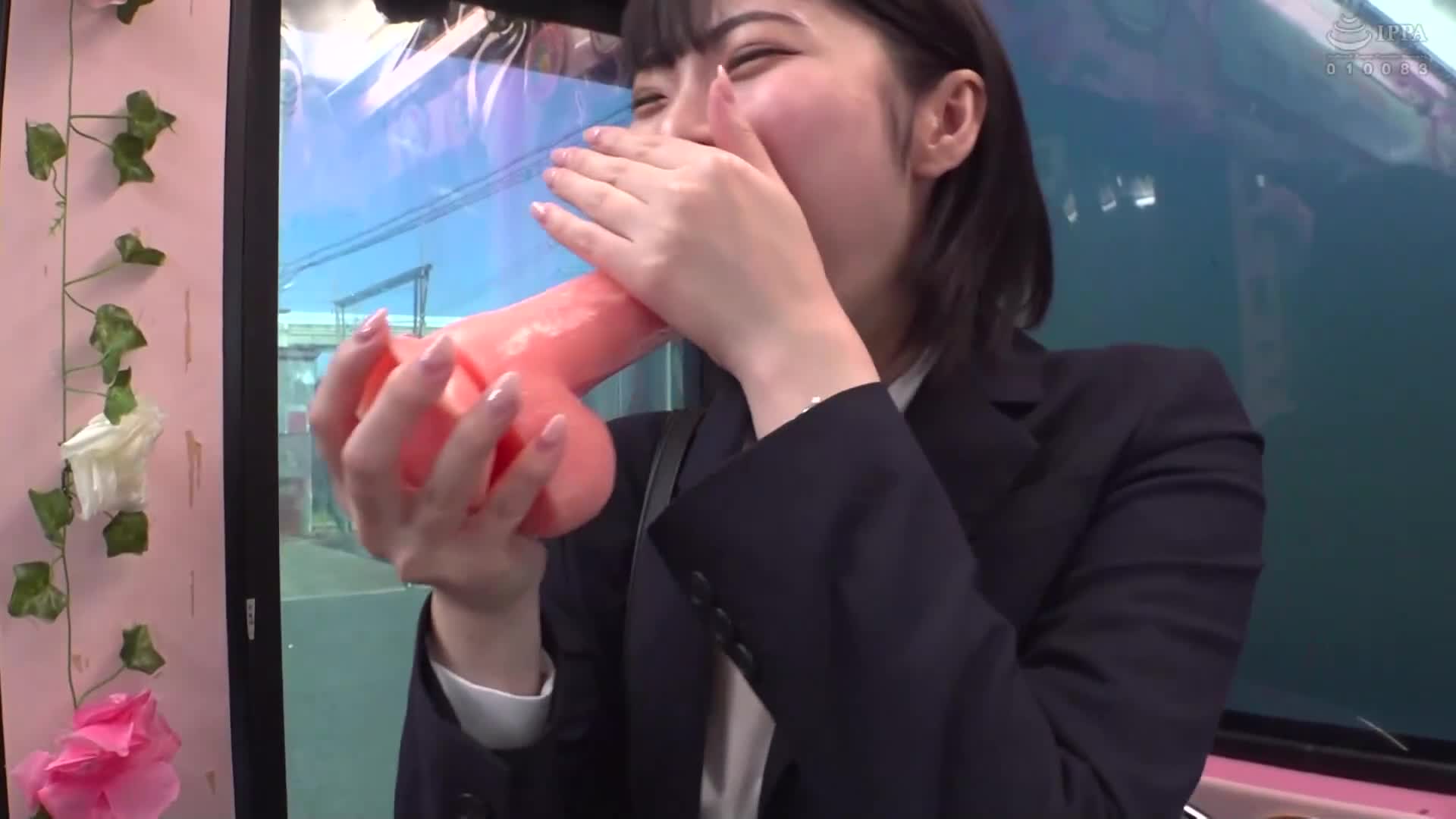 一般男女監控AV×魔術鏡便合作企劃，針對尋求大型企業內定的求職女大學生進行口交面試！在質疑回答中，因大量口內射精而無法說話，精液四處流出！在激烈的面試中，將巨大陰莖插入激動的JD陰道，進行精液滿溢的性愛！所有人都內射... - AV大平台 - 中文字幕，成人影片，AV，國產，線上看