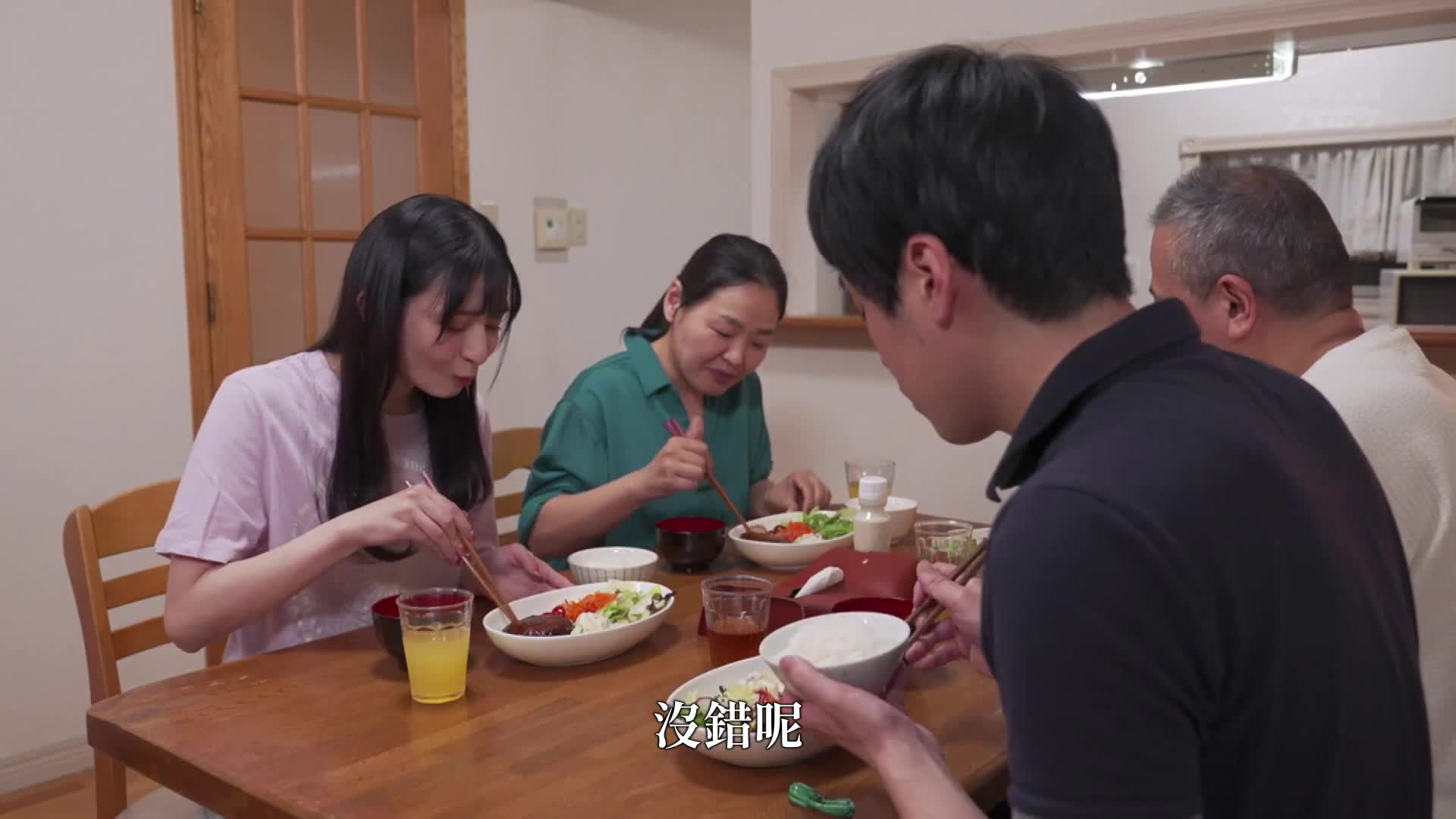 脆弱的妹妹無意識地展示著飽滿的大腿絕對領域，讓我無法忍耐…失去理智，猛烈地擊打著她豐滿的屁股。櫻若菜 - AV大平台 - 中文字幕，成人影片，AV，國產，線上看