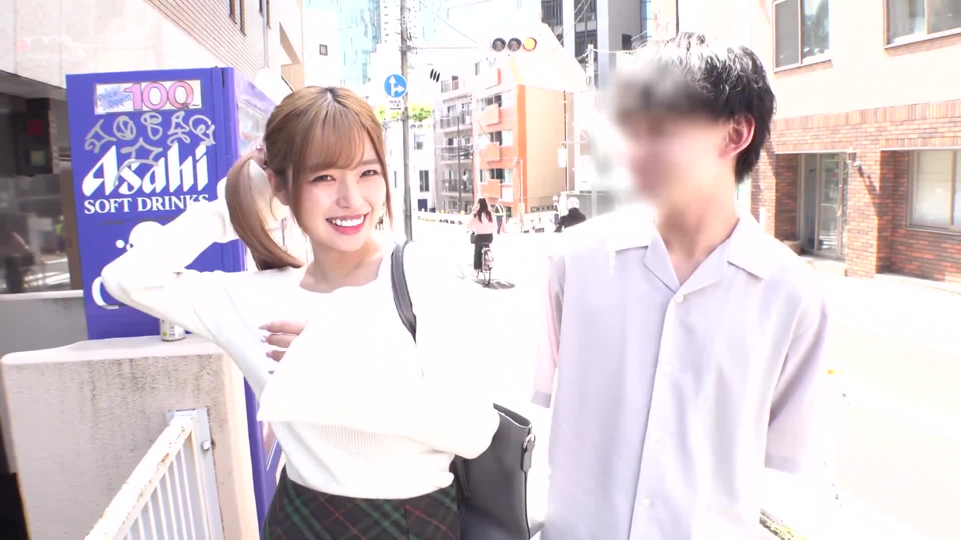 他有一位女大學生和男大學生的朋友們，他們穿著最新潮的暴露水着一起玩黏黏的扭扭蛇遊戲！？這些過分暴露的淫蕩水着//從胸部乳溢出到男朋友的凸起真是害羞得發情ww 會越過友情的界線而發生不應該的出軌性行為！？ - AV大平台 - 中文字幕，成人影片，AV，國產，線上看