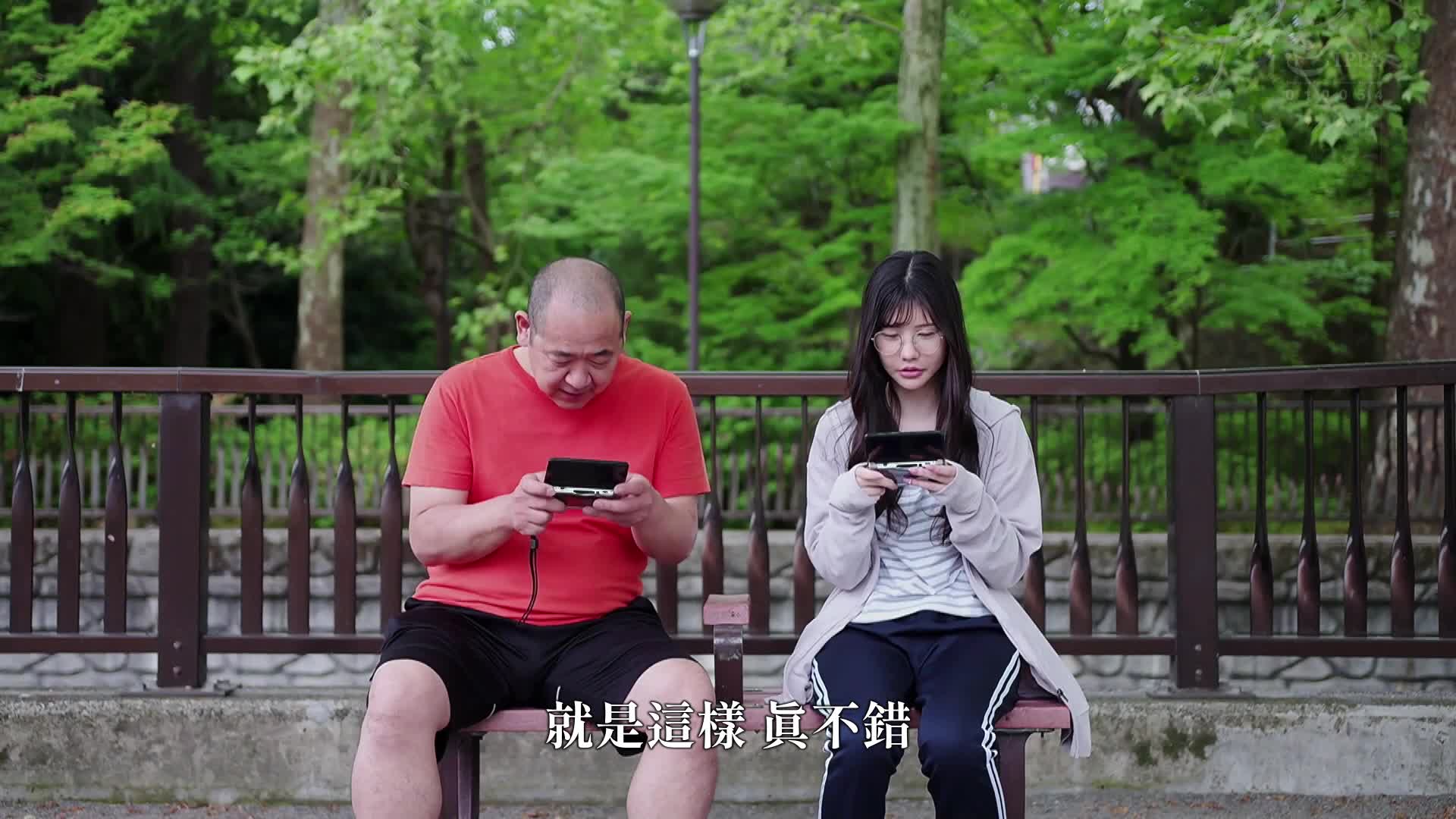 一個獨居的中年男子住在垃圾房裡，和隔壁住著的宅男遊戲宅女（三十幾歲）發生性關係的故事。藍芽水月 - AV大平台 - 中文字幕，成人影片，AV，國產，線上看