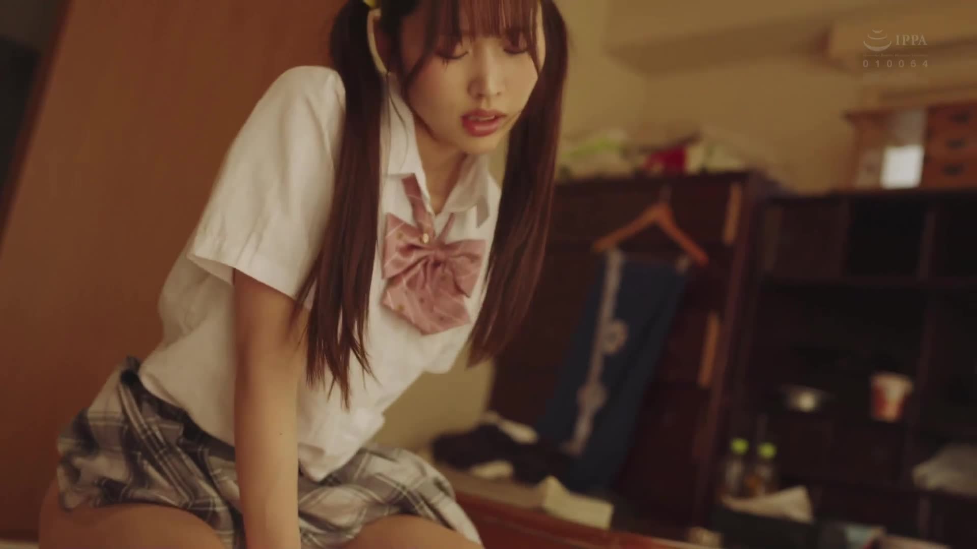 「大叔，讓我們來玩SM吧！」 輕鬆引誘鄰居的中年陽具，穿著T字褲吞入誘惑，服用媚藥進行性愛，連續三天三夜以肛門全裸擺動的獸交騎乘姿勢。新井里真 - AV大平台 - 中文字幕，成人影片，AV，國產，線上看