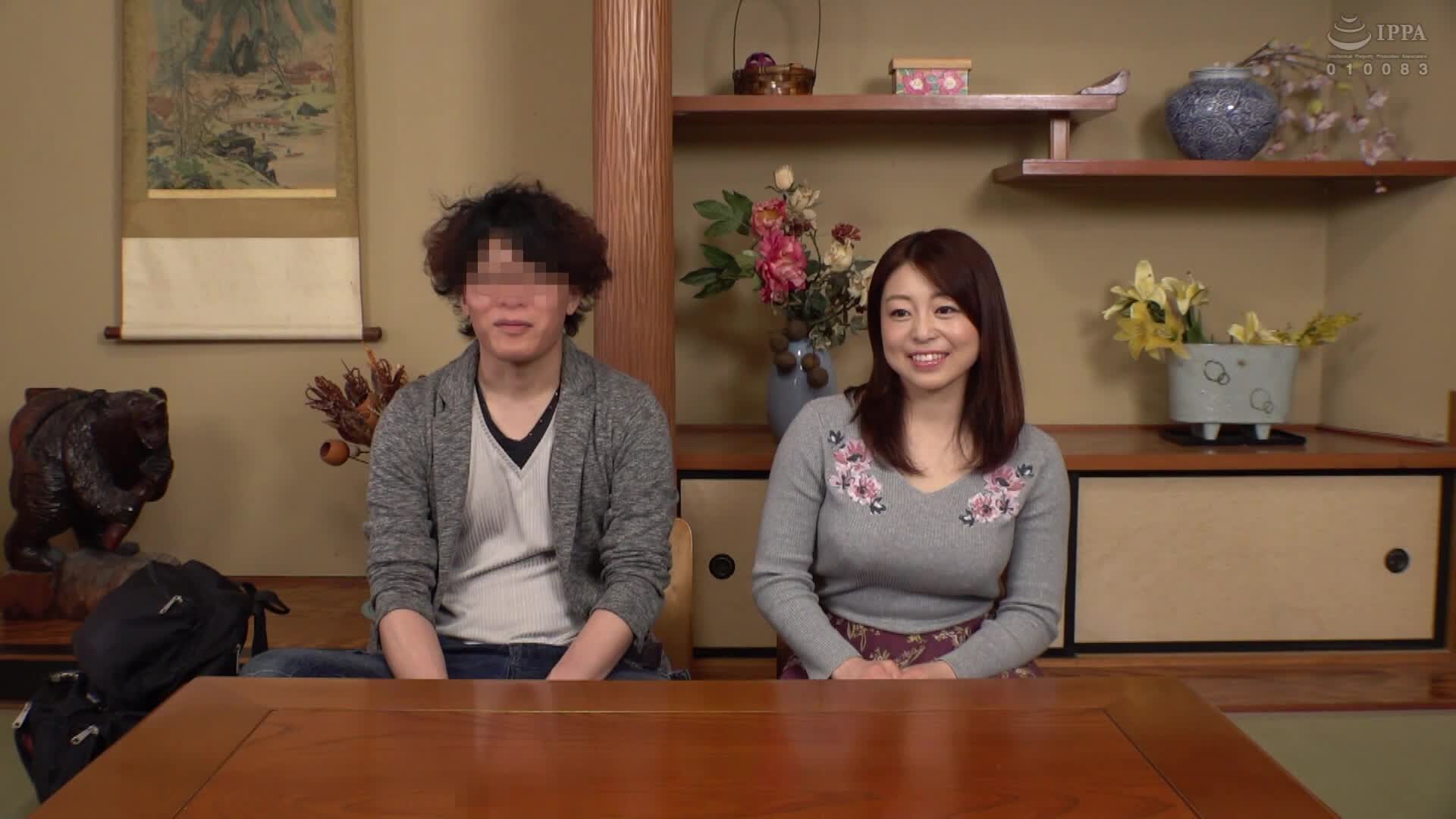 一般男女監控AV 旅行中的巨乳人妻在男浴室只用一條毛巾進行一次射精一萬日元的啾啾啾啾無手口交挑戰！她舔舐著許多男性客人的陰莖，不停地吸吮著並讓他們射精！她因大量口內射精而讓精液滿溢，使得她的陰道感到火熱，這位妻子在丈夫不知情的情況下與男性客人... - AV大平台 - 中文字幕，成人影片，AV，國產，線上看