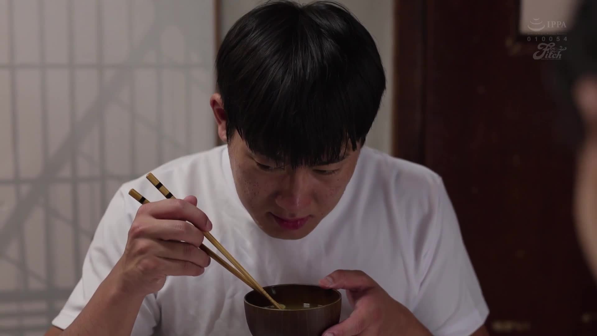 夏天的鄉下地方無比無聊…一位汗流浹背、以無防備的巨乳誘惑的下流爆乳妻，專門誘惑童貞。吉根柚莉愛 - AV大平台 - 中文字幕，成人影片，AV，國產，線上看