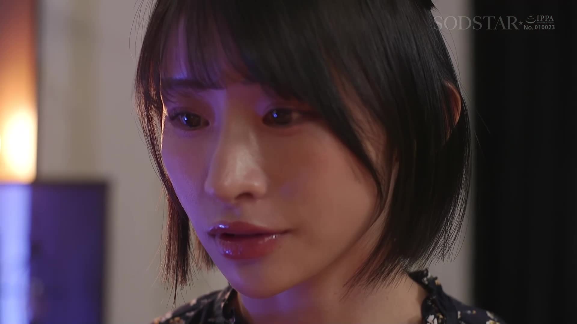 新人女記者指控資深導演我對她進行性騷擾，絕對不會原諒！我會在洗腦美容院讓她按照我的意願行事！宮島芽衣 - AV大平台 - 中文字幕，成人影片，AV，國產，線上看