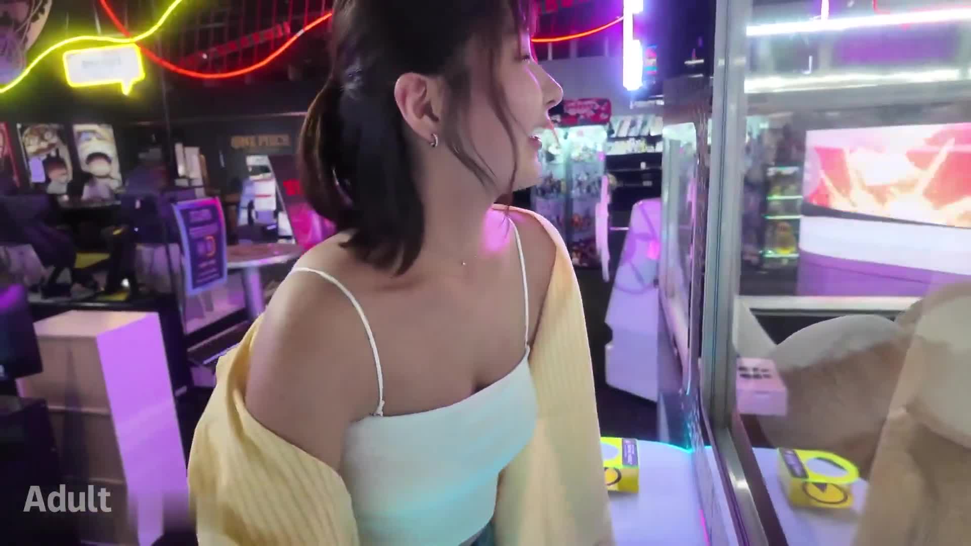 ～瘋狂的G罩杯～ 巨乳女孩的乳交必看！！即使在起重機遊戲中不會贏取獎品，這位熟練的拐師也能成功將女孩納入囊中！注意這位自願吞飲精液的極端色情天使！！真正的軟派，初次拍攝。2228 - AV大平台 - 中文字幕，成人影片，AV，國產，線上看