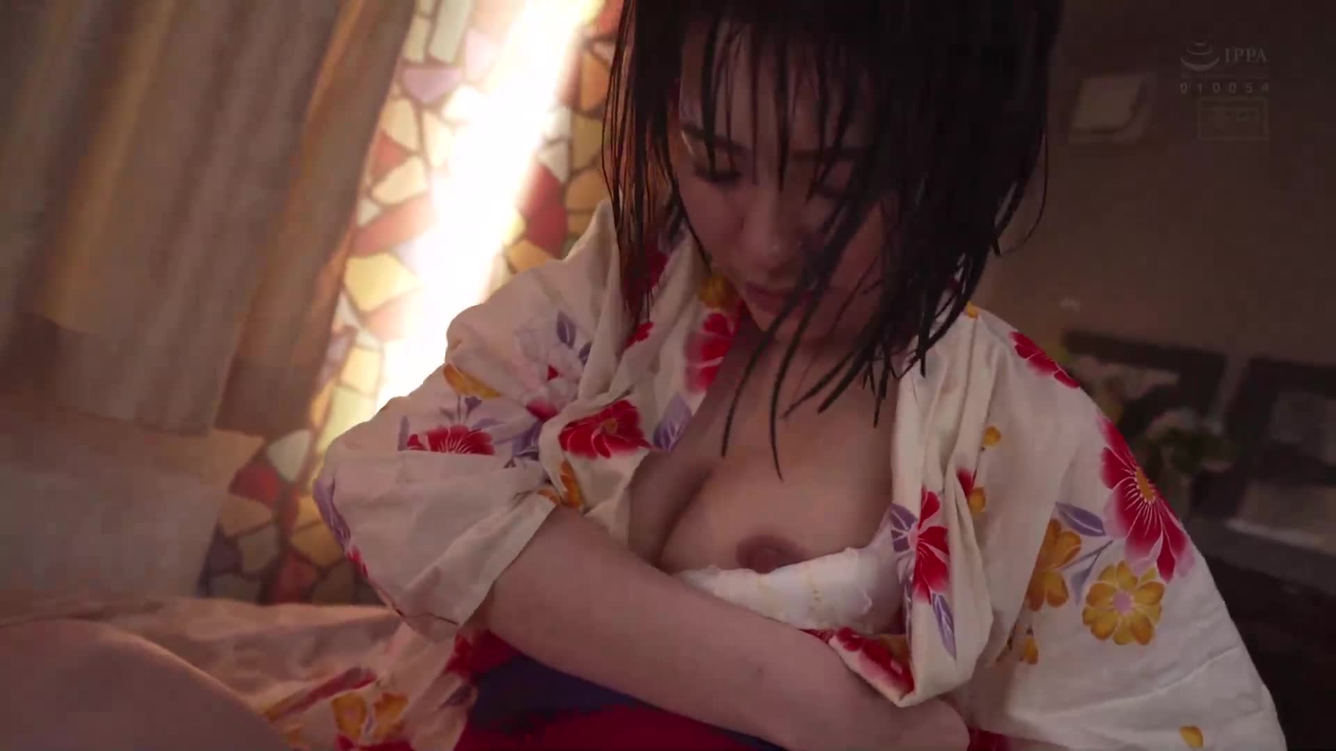 煙火大會之夜，突如而至的暴雨讓一切瘋狂了。與青梅竹馬的同學一起躲進情侶旅館的雨淋中，東條夏被中出。 - AV大平台 - 中文字幕，成人影片，AV，國產，線上看